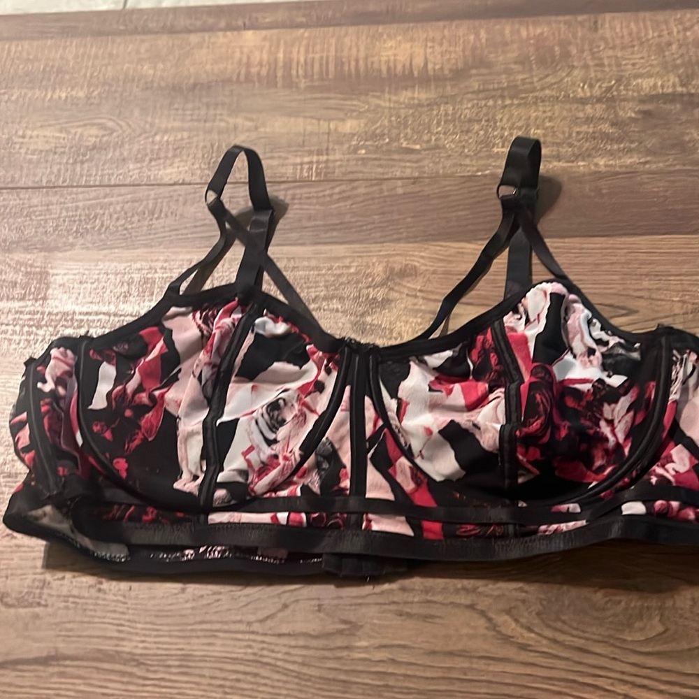 EUC Torrid curves size 4 unlined lacy cage bra magenta, plum, black, grey floral